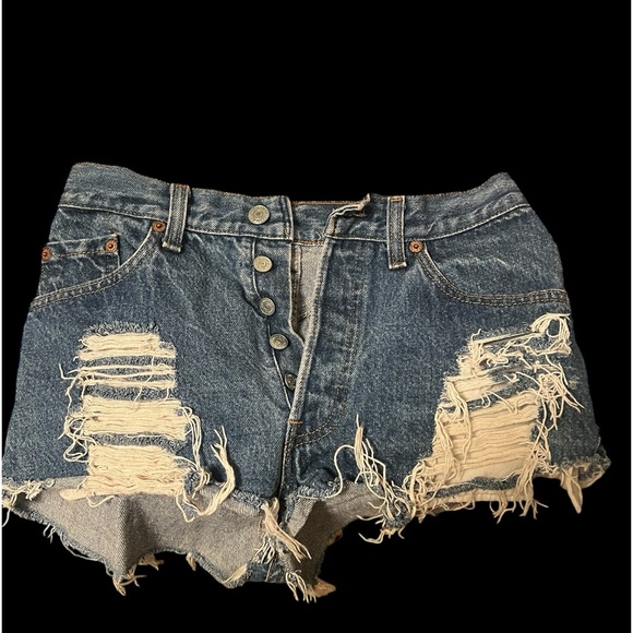 Distressed Levi’s short shorts - Picture 2 of 4